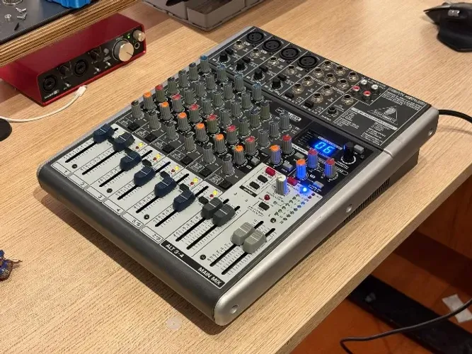 Mesa de som 12 canais Behringer Xenyx X1204 com USB (home studio, gravação etc.)