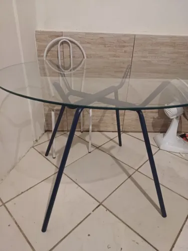 Mesa de vidro com cadeira