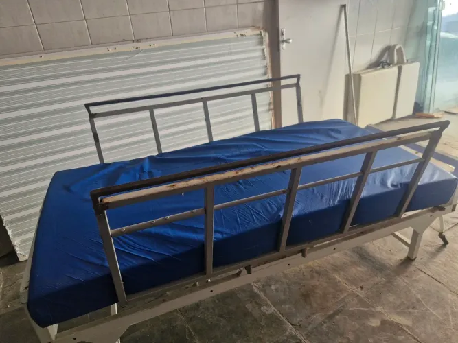 Cama Hospitalar com colchão + Cadeira de rodas