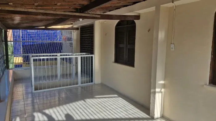 ALUGA-SE Casa em Avenida no José Walter, 3 quartos, 1 suite.