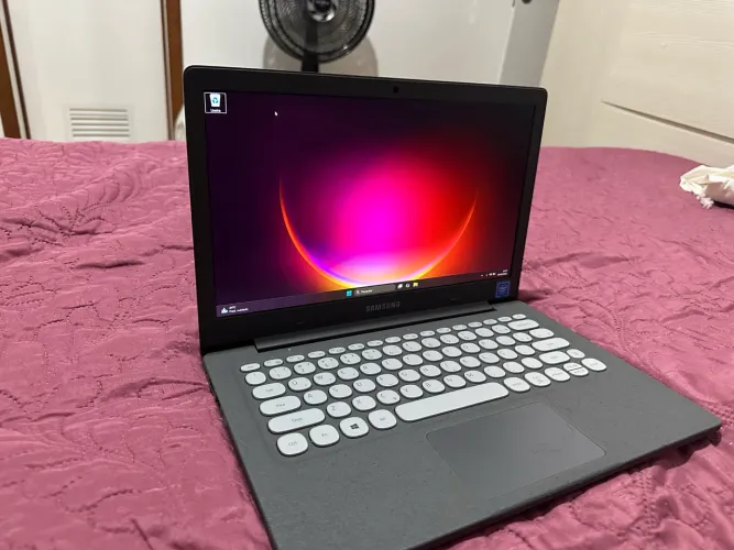 Samsung Notebook Flash - Tela Full HD - Teclado Retrô