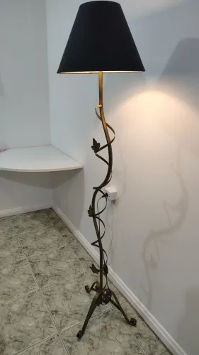 Luminária de canto para sala, quarto e escritório.