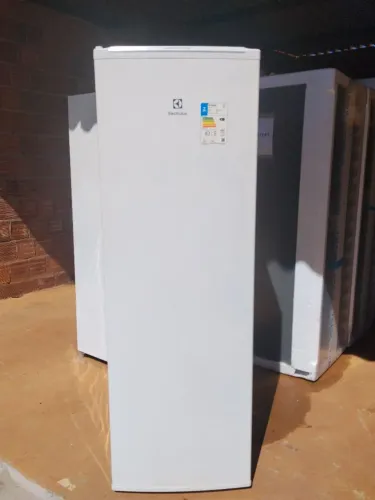 Frizzer vertical FEI27 funcionando perfeitamente