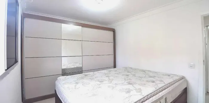 Apartamento dois quartos / Locação anual / com mobília