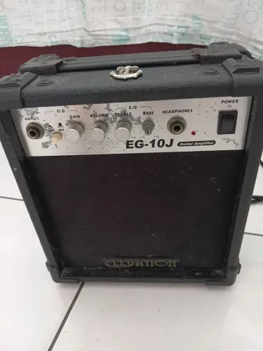 Caixa de som amplificador. Violão ou guitarra