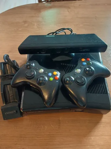 Xbox 360 + 2 controles + kinect + 5 Jogos