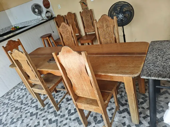 Vendo mesa em Angelim com 8 cadeiras (não entrego)