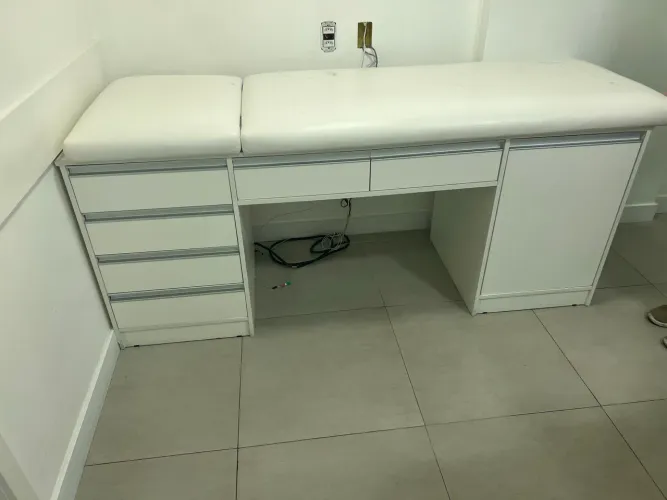 Maca em madeira com gaveteiro para consultório