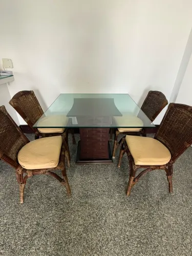 VENDO MESA DE JANTAR LUGARES + 4 CADEIRAS.  BRINDE 2 CADEIRAS DE APOIO.