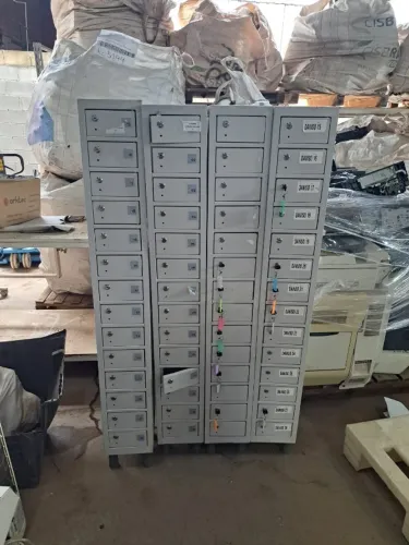 Armário pequeno em metal 1,60 X 0,28 X 0,22
