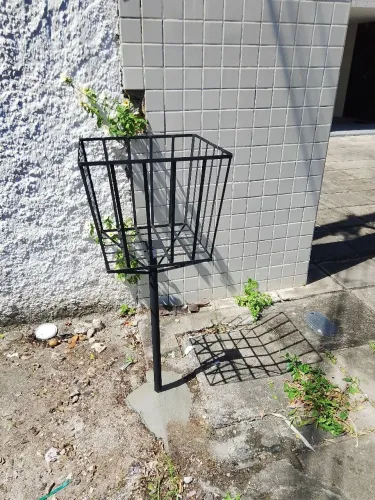 Lixeira reforçada para calçada 