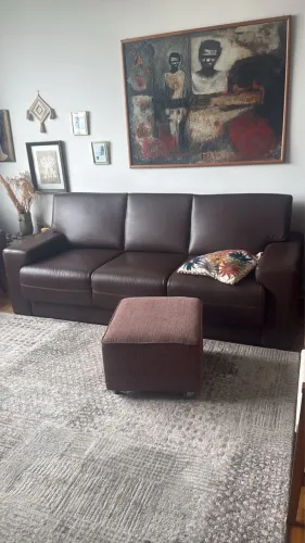 Sofá em couro legítimo em excelente estado 