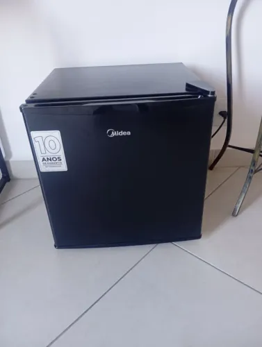 Frigobar Midea seminovo