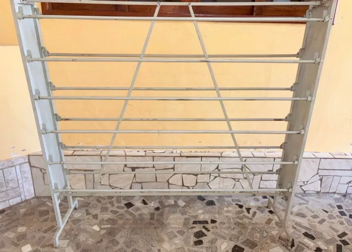 Expositor horizontal para 12 rolos de tecido em bobina 