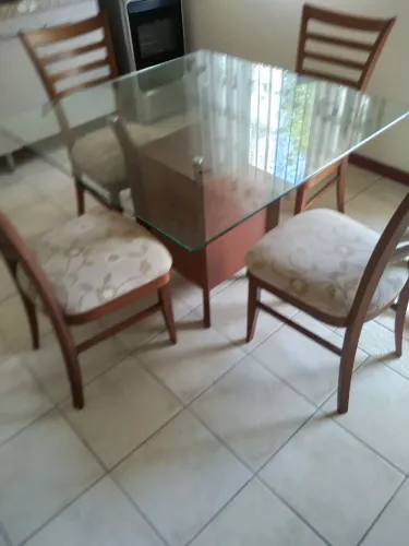 Jogo de mesa com 4 cadeiras 