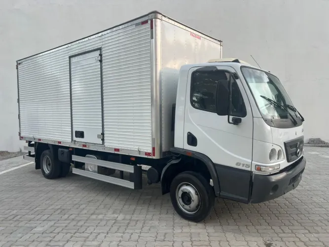 Accelo 815 2015 Baú 5,50m