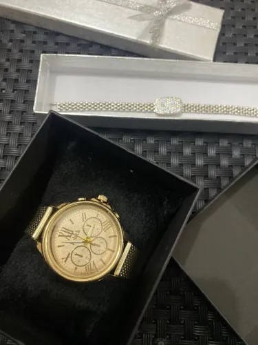 Kit pulseira prateada e relógio dourado