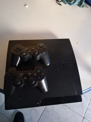 Vendo PS3 COM CONTEOLES E JOGOS DESBLOQUEADO