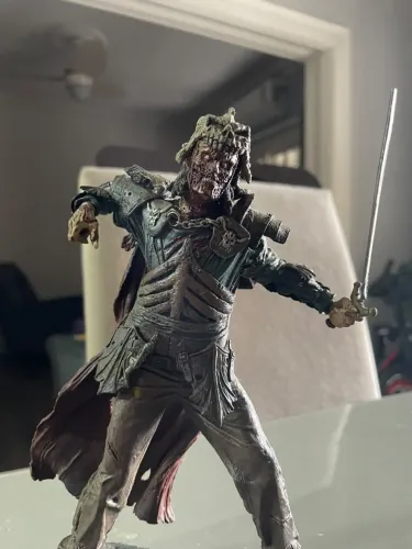 Figura de ação evil ash mcfarlane toys