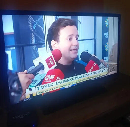 TV SAMSUNG 32 POLEGADAS / FUNCIONANDO PERFEITAMENTE E NUNCA PRECISOU DE NENHUMA MANUTENÇÃO