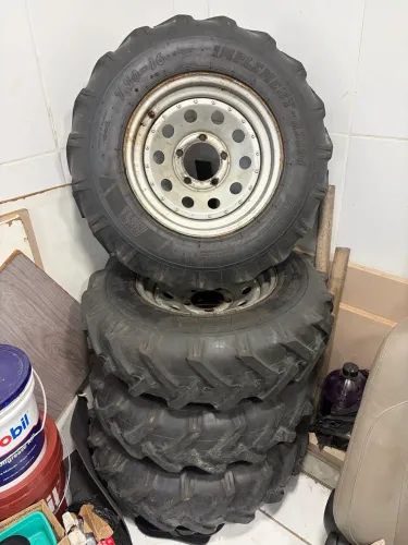 Pneus para trilha e trator