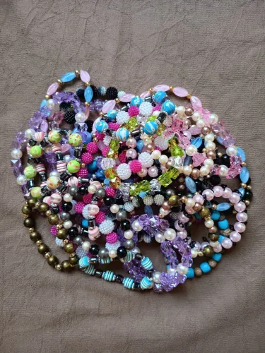 Lindas bijuterias a preço de atacado. Aproximadamente 50 pulseiras e 30 colares.