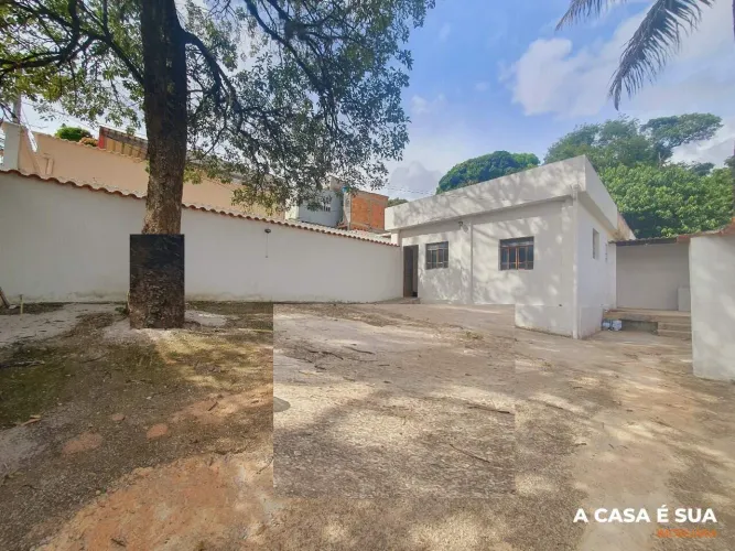 Casa de 2 quartos em lote plano, 4 vagas de garagem na região do Fonte Grande em Contagem.