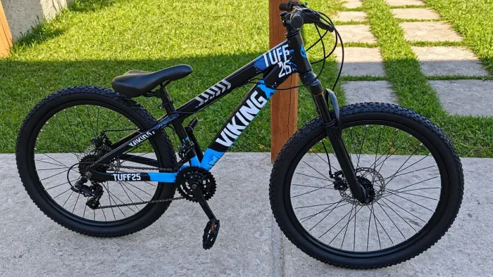 Linda bicicleta esportiva muito nova