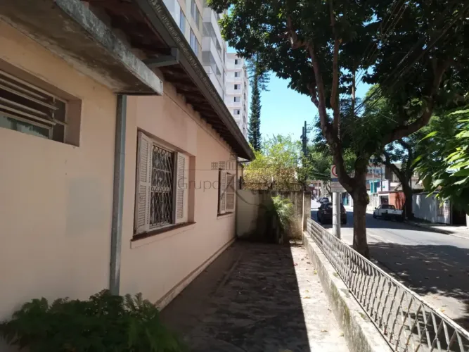 Oportunidade - Casa Comercial e Residencial - Vila Adyana - 2 Dormitórios - 300m².