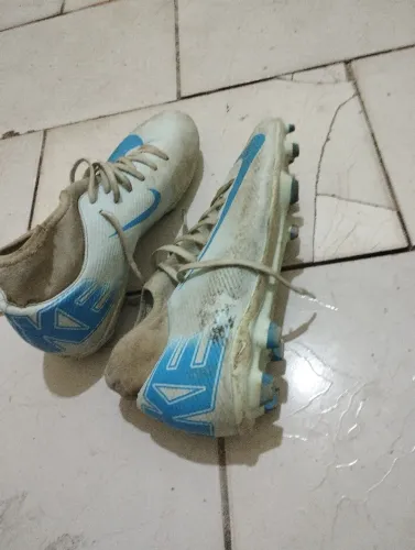 Vende-se 2 chuteira de campo de birro