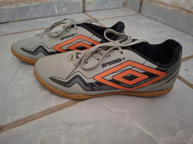 Chuteira umbro