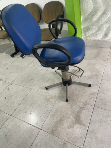Vendo cadeira de barbeiro e bancos de espera
