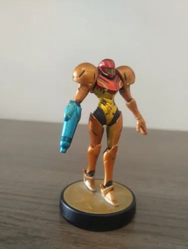 amiibo da samus aran e zero suit samus (samus com o traje zero) - super smash bros. serie