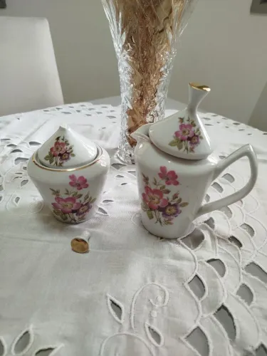Leiteira e açucareiro de porcelana bem retrô 