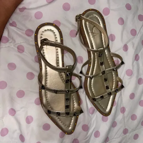 Sandália dourada com spikes