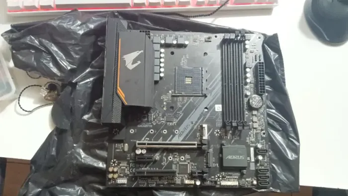 Placa Mãe Gigabyte B550M Aorus Elite - Reaproveitamento de Peças