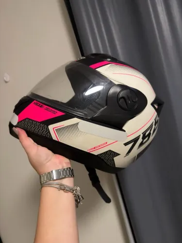 Capacete usado pouquíssimas vezes