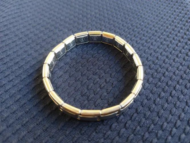 Pulseira magnética folheada a ouro.