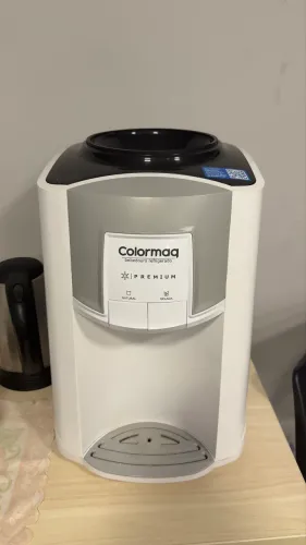 Bebedouro de água Colormaq com compressor