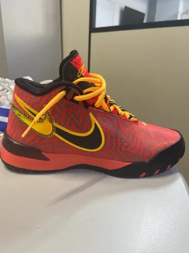 Tênis Nike LeBron Genisus