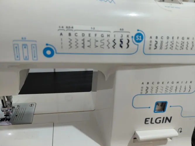 Máquina de costura Elgin Gênios Plus