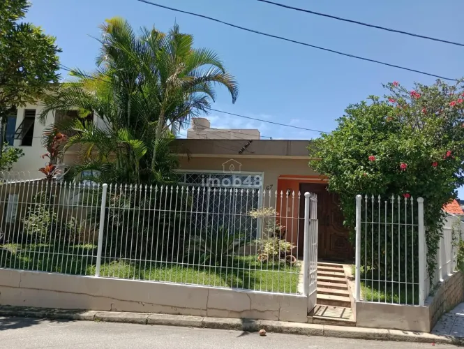Casa à Venda em Capoeiras, Florianópolis por R$ 890.000,00