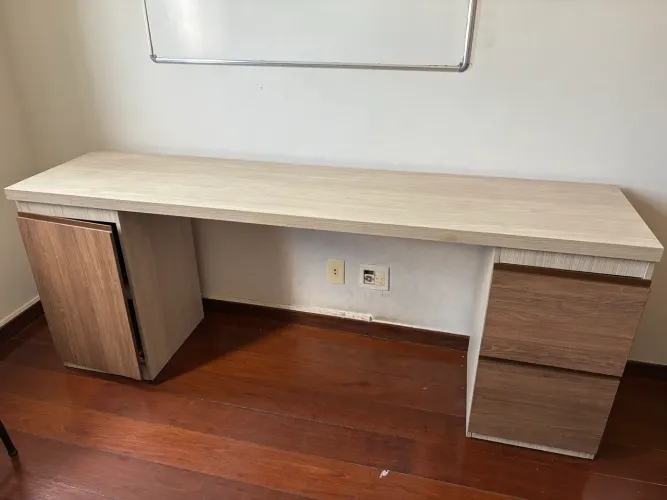 MESA ESCRITÓRIO MADEIRA MACIÇA COM 2 ARMÁRIOS PEQUENOS