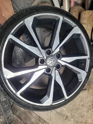 Rodas 20 e pneus 225/35 em boas condições vendo e troco em 16 17 + volta