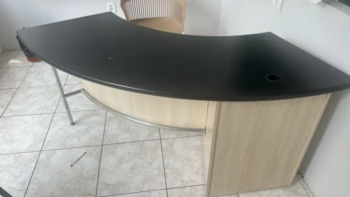 mesa para escritório ou recepção com design moderno e elegante