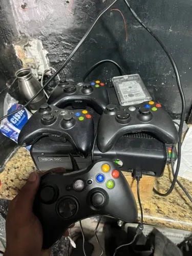 Xbox 360 com HD repleto de jogos e 4 controles