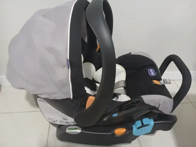 Vendo cadeira para veículo Chicco - Grupo 0+, indicada para crianças de até 13 kg
