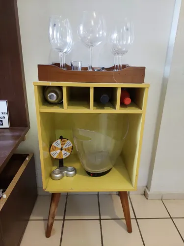 Adega retro e bandeja 