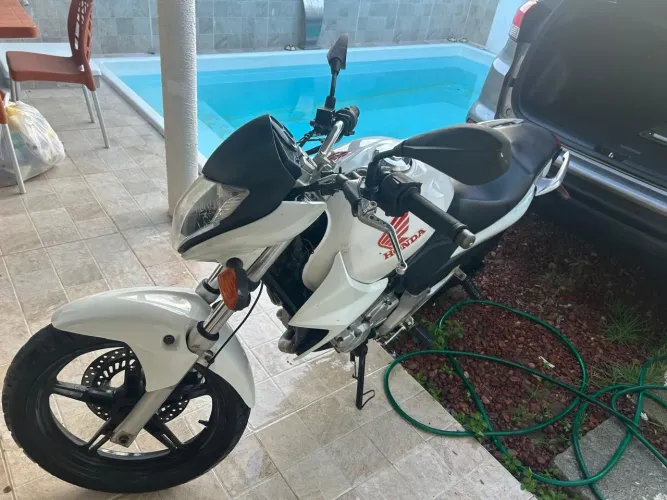 CB 300 revisada e em perfeito estado 