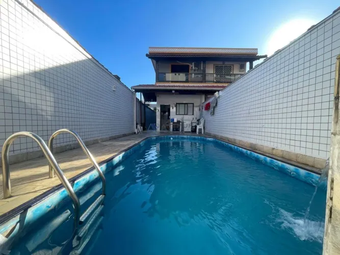 Sobrado à Venda em Praia Grande com 3 quartos, 4 banheiros, 2 vagas e 197m²